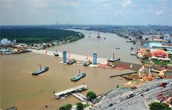 The last of Thu Thiem Tunnel’s four sections is towed to its position. The last of Thu Thiem Tunnel’s four sections is towed to its position.